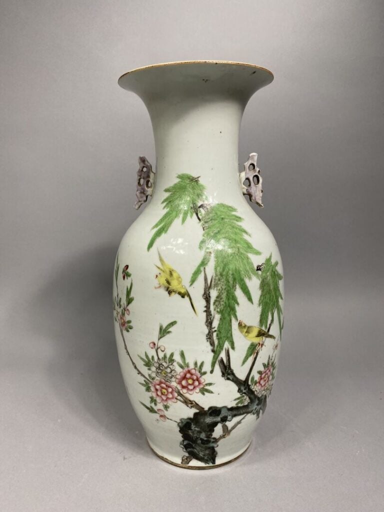 Chine - Vase balustre en porcelaine émaillée dans le style de la famille rose à…