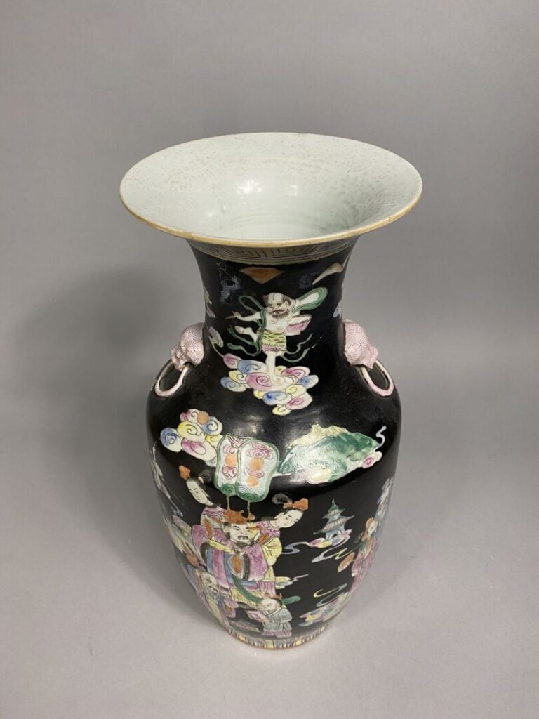 Chine - Vase balustre en porcelaine émaillée dans le style de la famille rose à…
