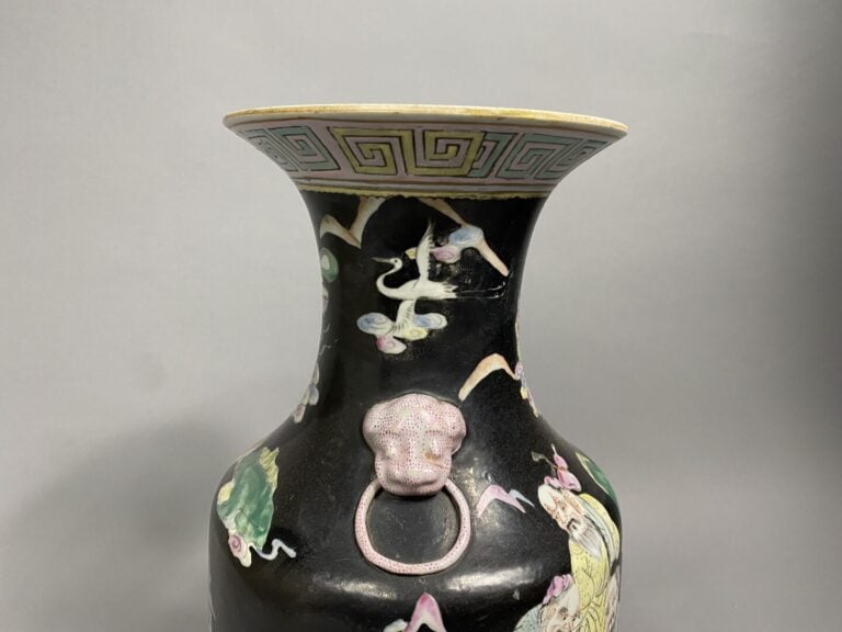 Chine - Vase balustre en porcelaine émaillée dans le style de la famille rose à…