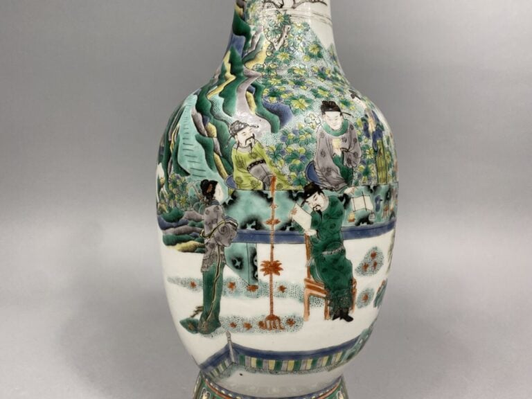 Chine - Vase balustre en porcelaine émaillée, dans le style de la famille verte…