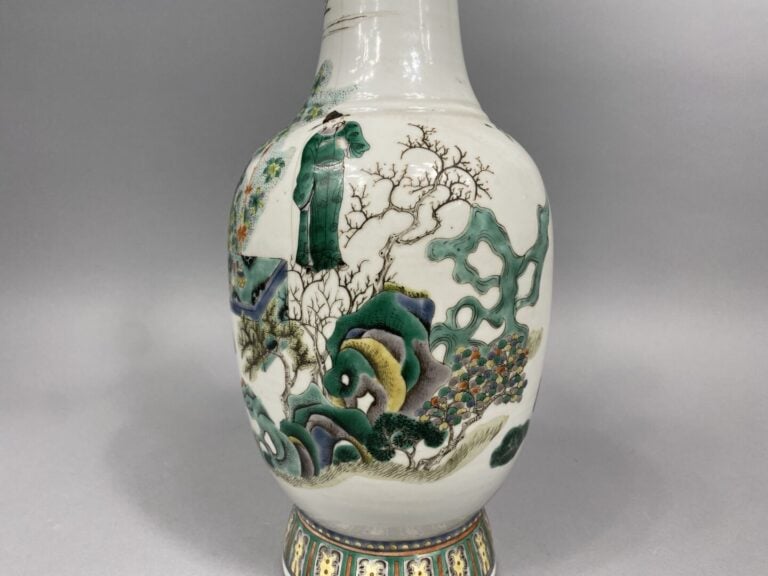 Chine - Vase balustre en porcelaine émaillée, dans le style de la famille verte…