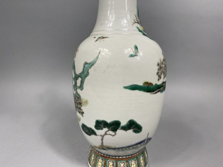 Chine - Vase balustre en porcelaine émaillée, dans le style de la famille verte…