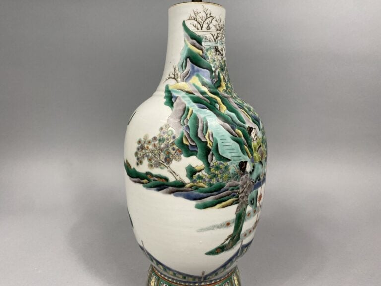 Chine - Vase balustre en porcelaine émaillée, dans le style de la famille verte…