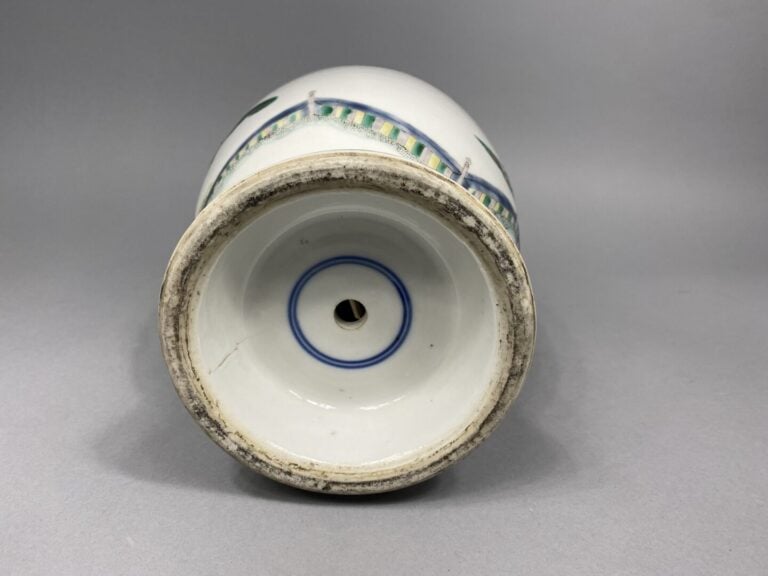 Chine - Vase balustre en porcelaine émaillée, dans le style de la famille verte…