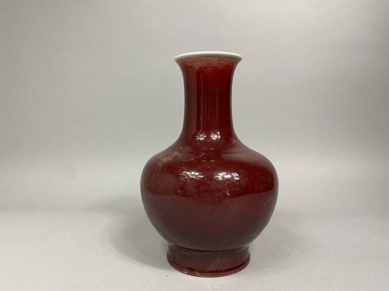 Chine - Vase balustre en porcelaine émaillée dit sang de boeuf - Marque Guangxu…