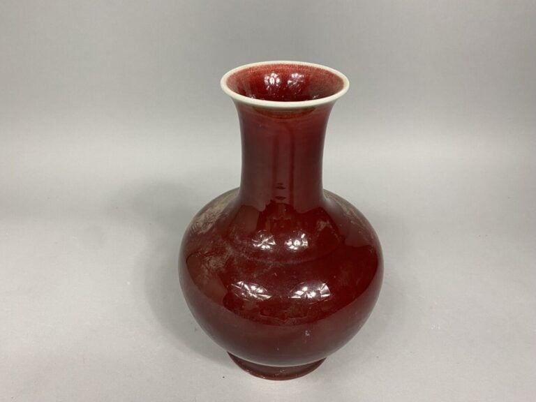 Chine - Vase balustre en porcelaine émaillée dit sang de boeuf - Marque Guangxu…