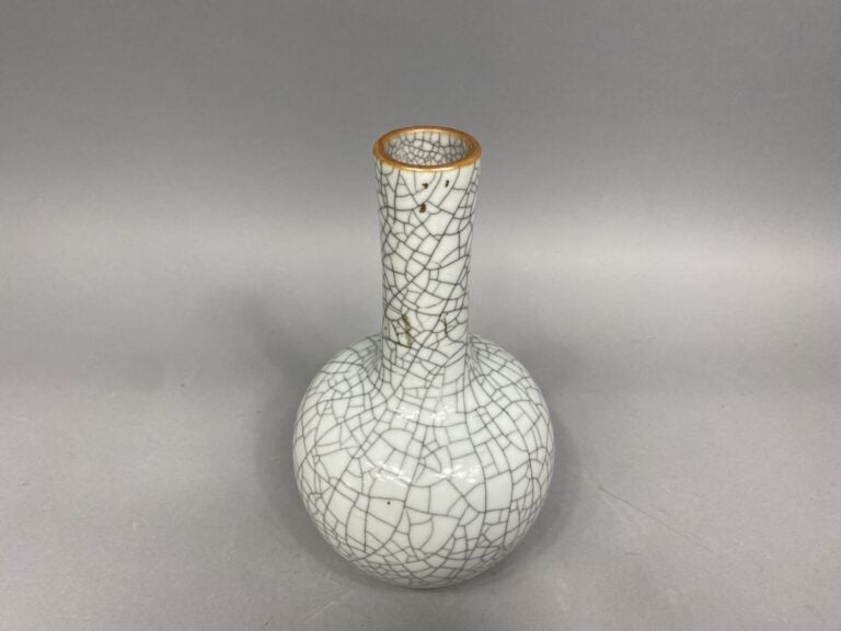 Chine - Vase bouteille à long col en porcelaine à fond craquelé céladon pâle -…