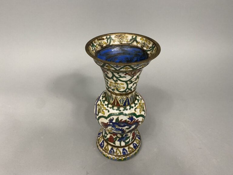 Chine - Vase de forme yenyen en émaux cloisonnés à décor, dans le style wucai,…