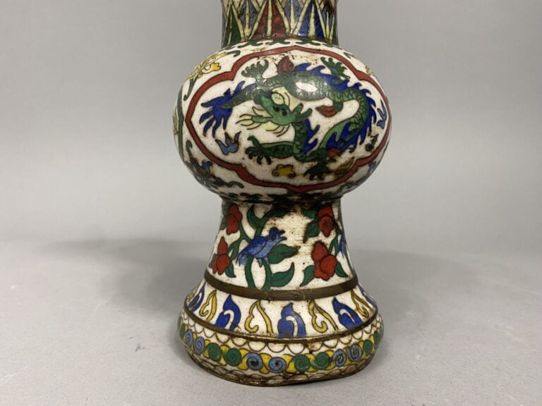 Chine - Vase de forme yenyen en émaux cloisonnés à décor, dans le style wucai,…