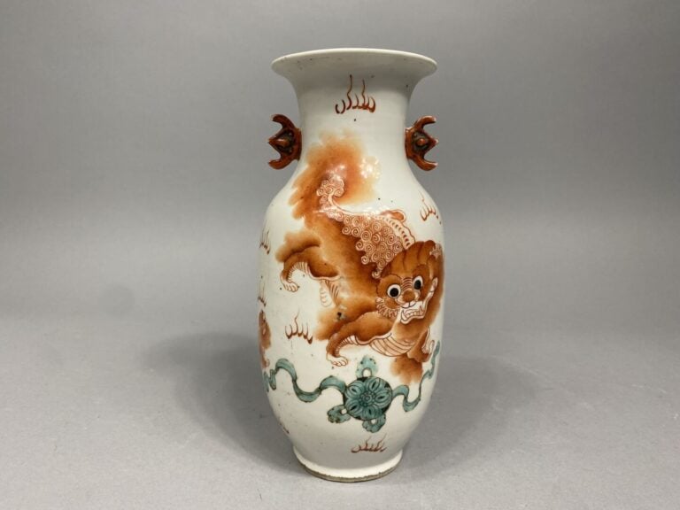 Chine - Vase en céramique à décor émaillé en rouge de fer de chiens de Fô. - In…