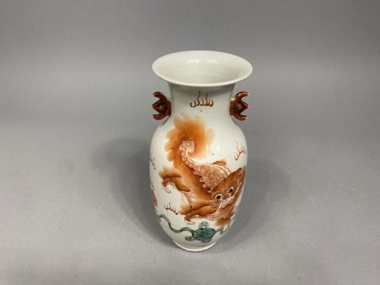 Chine - Vase en céramique à décor émaillé en rouge de fer de chiens de Fô. - In…