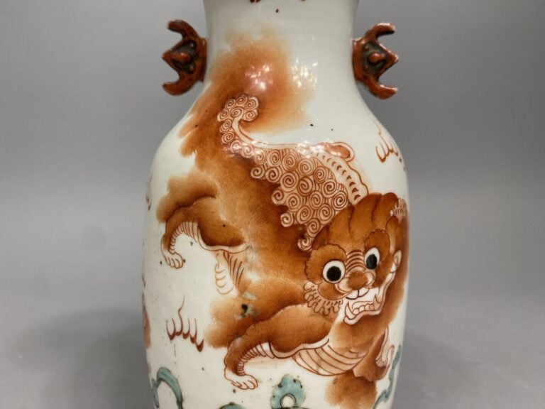 Chine - Vase en céramique à décor émaillé en rouge de fer de chiens de Fô. - In…