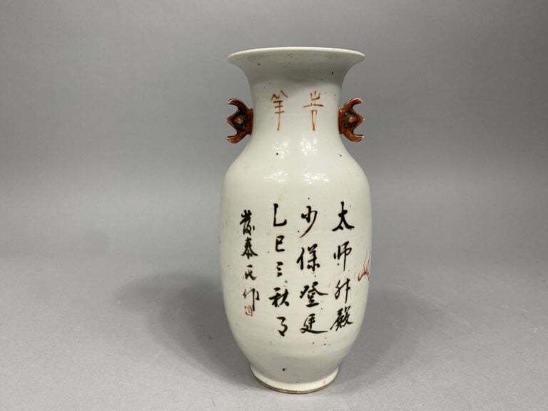 Chine - Vase en céramique à décor émaillé en rouge de fer de chiens de Fô. - In…