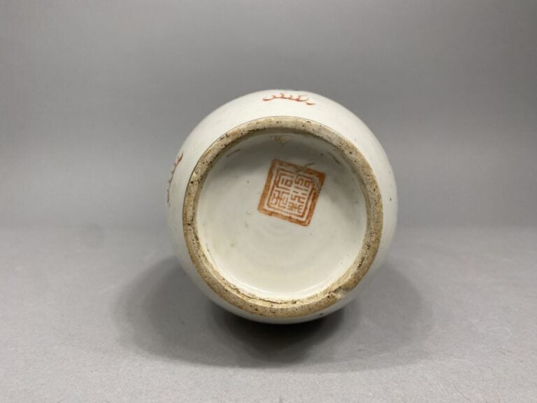 Chine - Vase en céramique à décor émaillé en rouge de fer de chiens de Fô. - In…