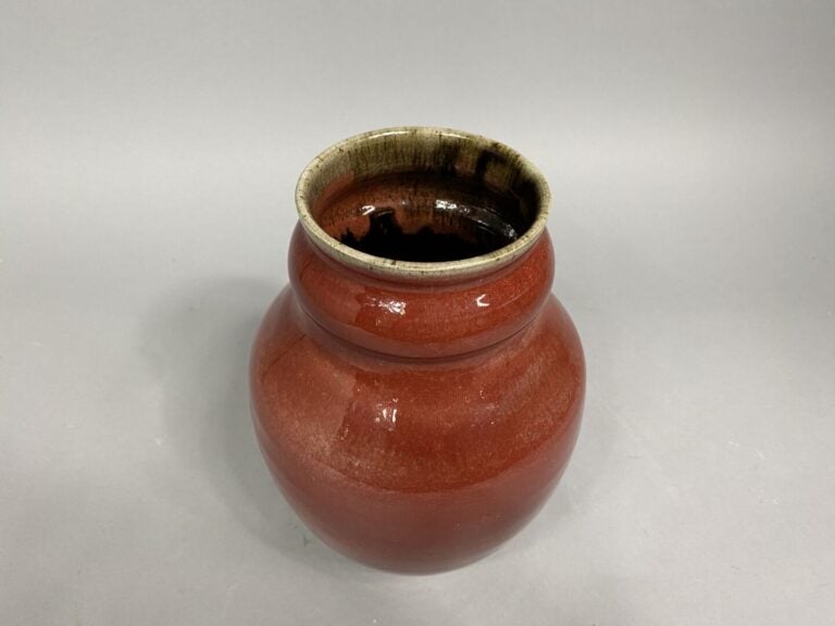 Chine - Vase en grès émaillé rouge à col annelé - Marque au dessous - H : 23.5…
