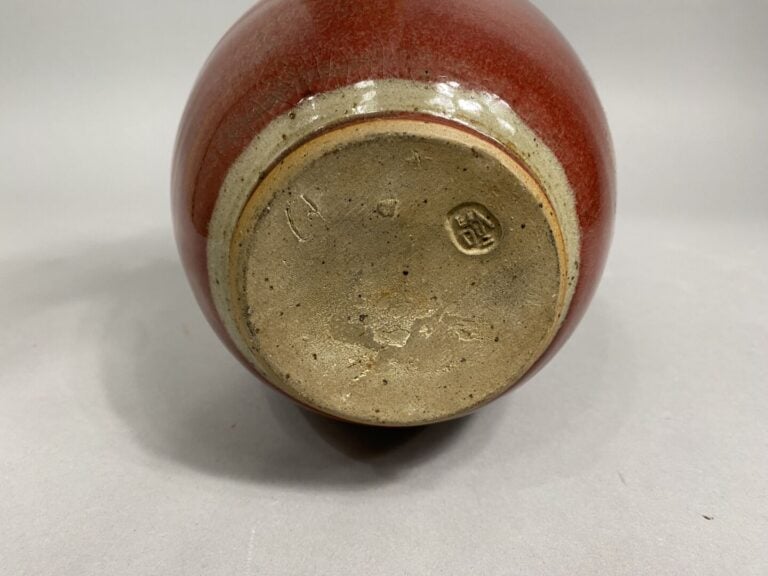 Chine - Vase en grès émaillé rouge à col annelé - Marque au dessous - H : 23.5…