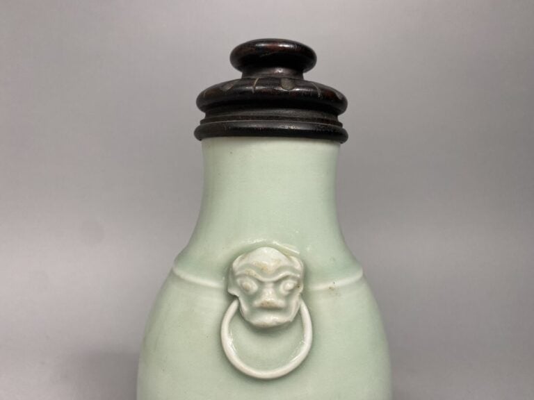 Chine - Vase en porcelaine émaillée monochrome à glaçure céladon, l'épaulement…