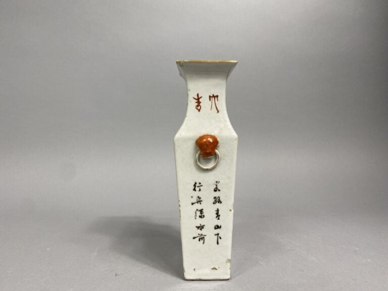 Chine - Vase quadrangulaire en porcelaine émaillée, dans le style qianjiang cai…