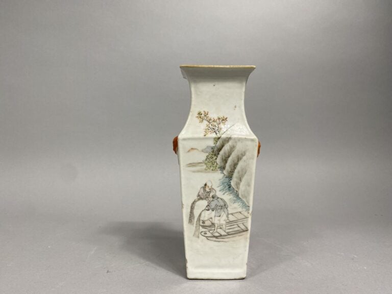 Chine - Vase quadrangulaire en porcelaine émaillée, dans le style qianjiang cai…