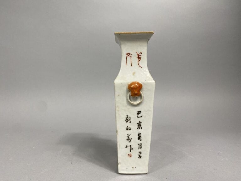 Chine - Vase quadrangulaire en porcelaine émaillée, dans le style qianjiang cai…