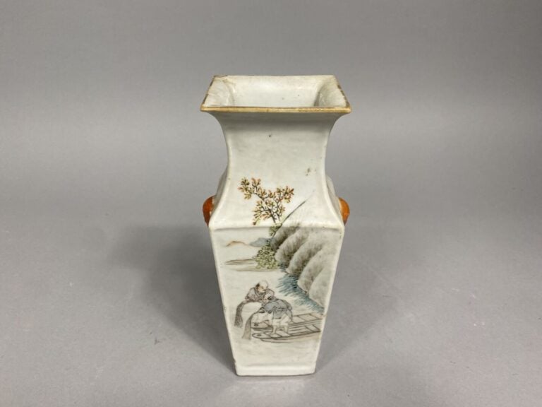 Chine - Vase quadrangulaire en porcelaine émaillée, dans le style qianjiang cai…