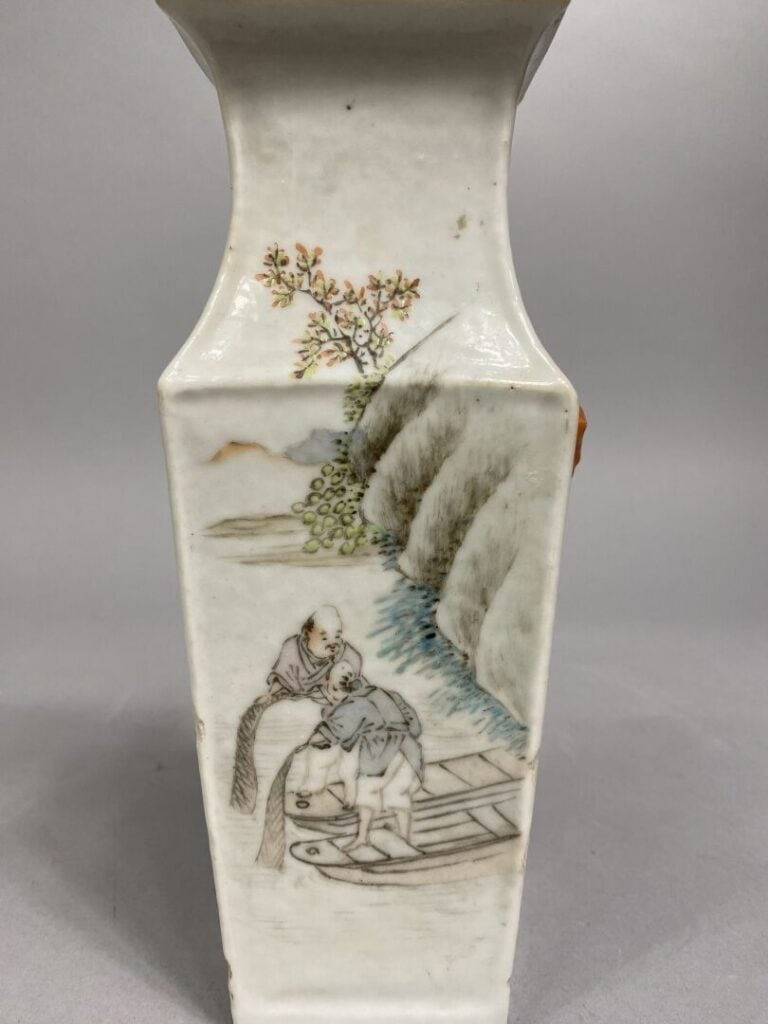 Chine - Vase quadrangulaire en porcelaine émaillée, dans le style qianjiang cai…