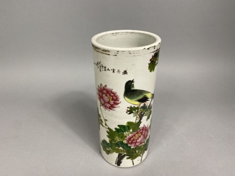 Chine - Vase rouleau en porcelaine émaillée dans le style de la famille rose à…