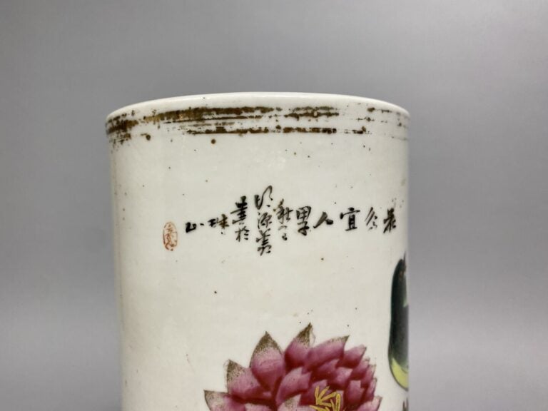 Chine - Vase rouleau en porcelaine émaillée dans le style de la famille rose à…