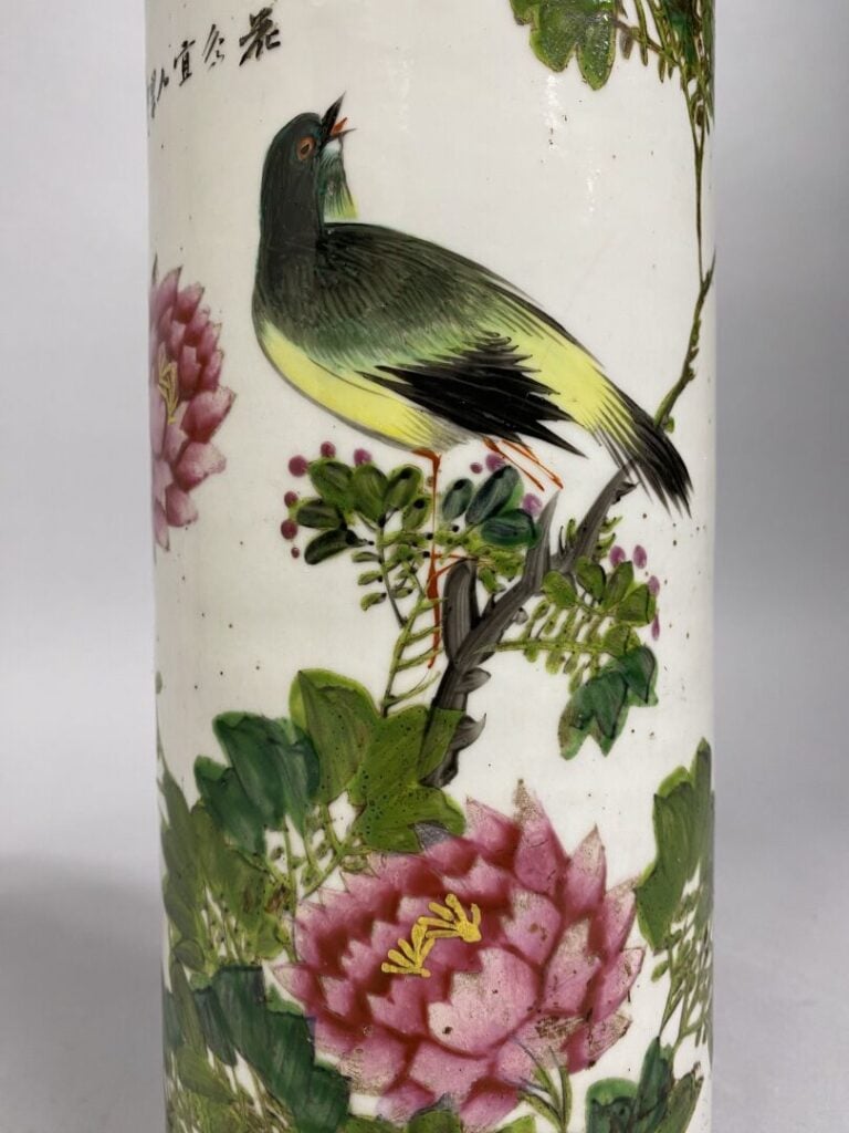 Chine - Vase rouleau en porcelaine émaillée dans le style de la famille rose à…