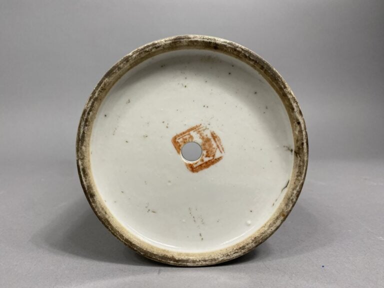 Chine - Vase rouleau en porcelaine émaillée dans le style de la famille rose à…