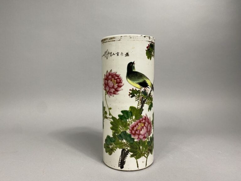 Chine - Vase rouleau en porcelaine émaillée dans le style de la famille rose à…