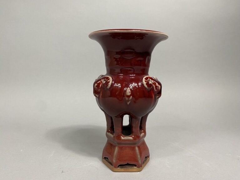 Chine - Vase ZUN en grès émaillé rouge à large col à décor en léger relief de t…