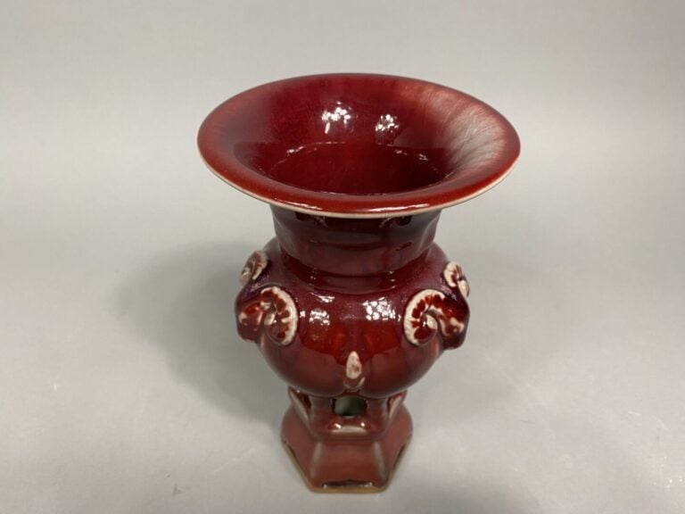 Chine - Vase ZUN en grès émaillé rouge à large col à décor en léger relief de t…