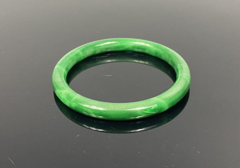 Chine, Vietnam - Bracelet jonc en jade jadeite vert "emeraude" - Poids approxim…