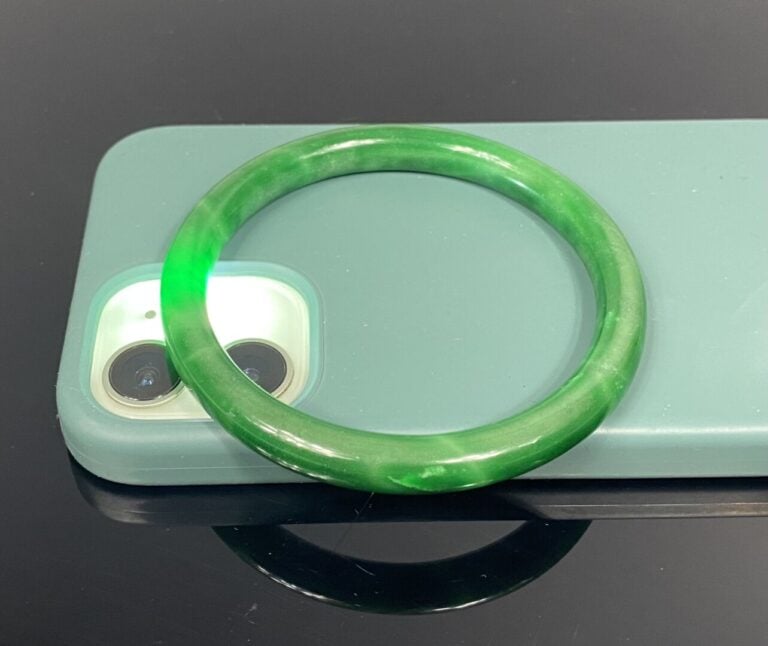 Chine, Vietnam - Bracelet jonc en jade jadeite vert "emeraude" - Poids approxim…