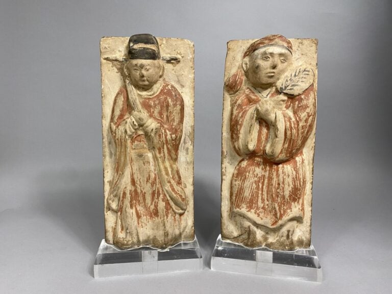Chine - XIVe - XVe siècles - Ensemble de deux stèles en terre cuite polychrome…