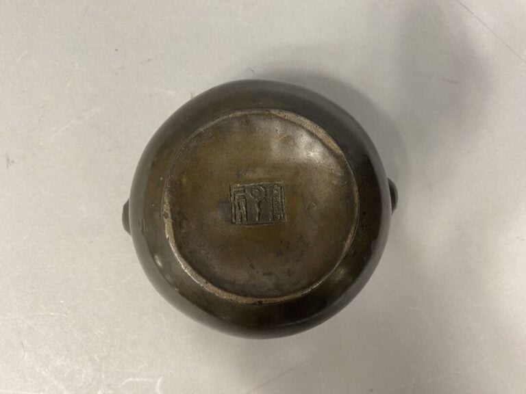 Chine, XIXe - Petit brûle-parfum en bronze à panse légèrement évasée, les prise…