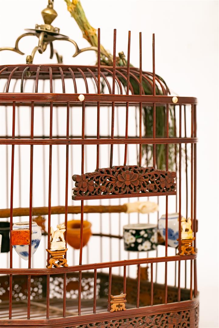 Chine, XIXe siècle - Cage à oiseaux de section octogonale. En bambou. Elle ouvr…