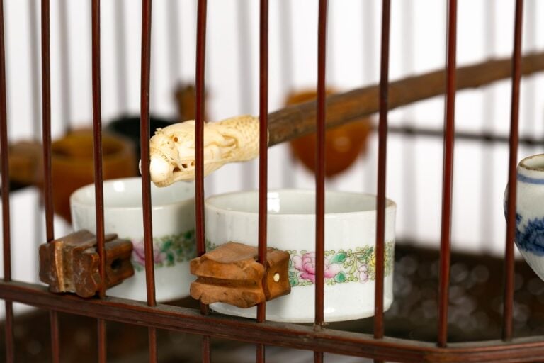 Chine, XIXe siècle - Cage à oiseaux de section octogonale. En bambou. Elle ouvr…