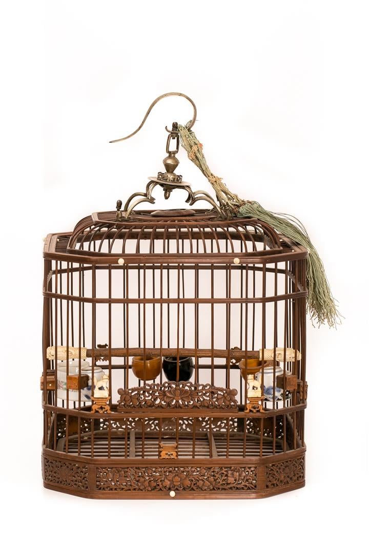 Chine, XIXe siècle - Cage à oiseaux de section octogonale. En bambou. Elle ouvr…