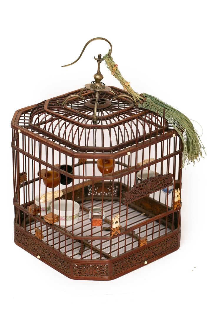 Chine, XIXe siècle - Cage à oiseaux de section octogonale. En bambou. Elle ouvr…