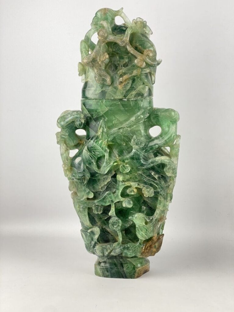 Chine, XXe siècle - Important vase couvert archisant en fluorite verte - Vertic…