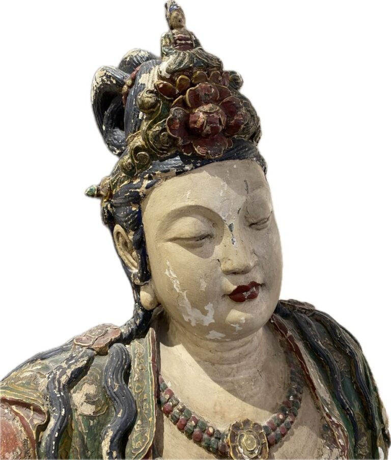 Chine, XXe siècle - importante Guanyin en bois peint représentée assise en posi…