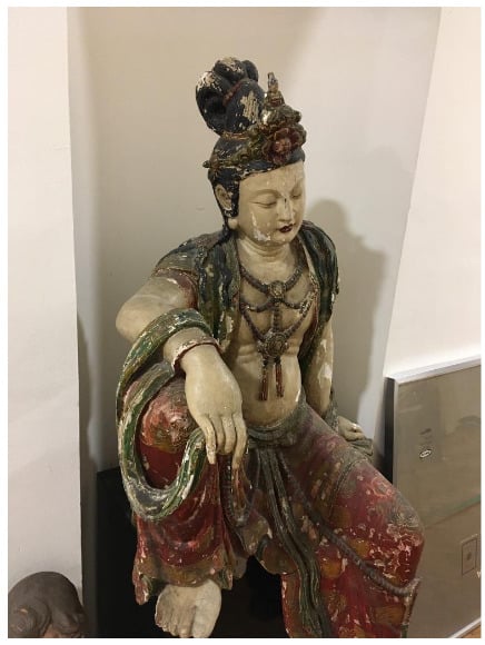 Chine, XXe siècle - importante Guanyin en bois peint représentée assise en posi…
