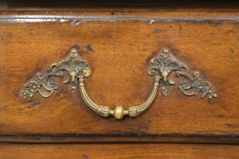 Commode en noyer mouluré à façade légèrement arbalète ouvrant à trois tiroirs s…