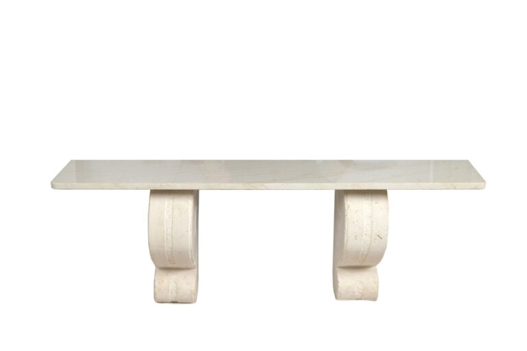 Console en marbre blanc sculpté, posant sur des montants en console ornés de fe…