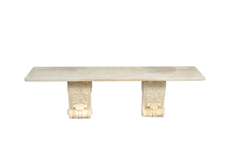 Console en marbre blanc sculpté, posant sur des montants en console ornés de fe…