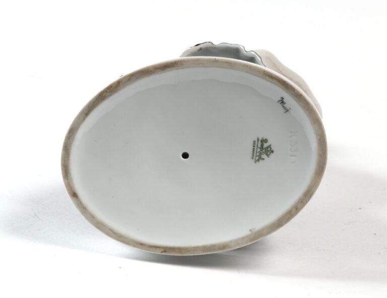 Constantin HOLZER DEFANTI. - Dame au manchon, 1918 H. 29,5 cm. Exécution : Rose…