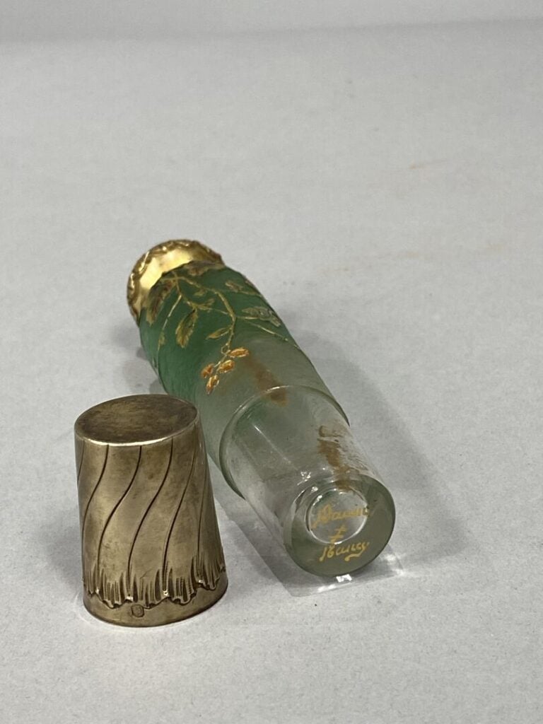 DAUM Nancy - Flacon à liqueur en verre givré à décor dégagé à l'acide de branch…
