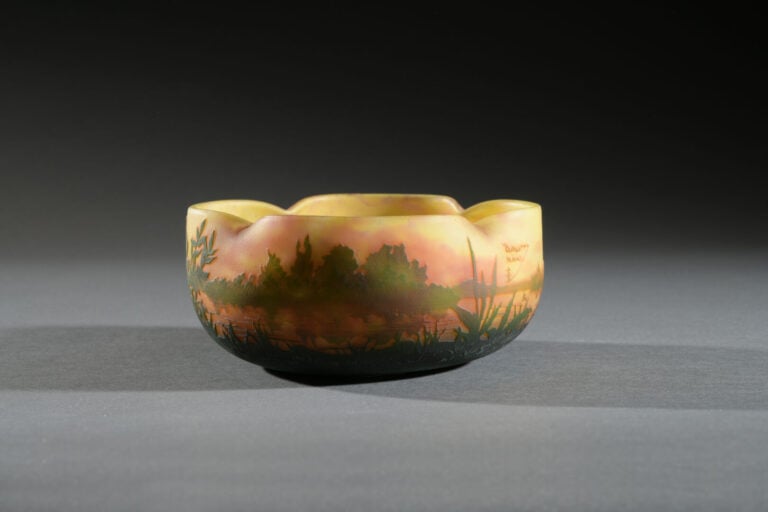 DAUM Nancy France - Coupe à col polylobé pincé en verre doublé à décor dégagé à…
